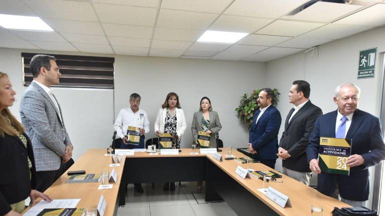 Óscar Loza Ochoa entrega en el Congreso de Sinaloa el informe de labores de la CEDH durante 2024.