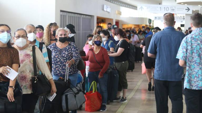 A lo largo de la pandemia del Covid-19, el uso de cubrebocas fue obligatorio en los aeropuertos.