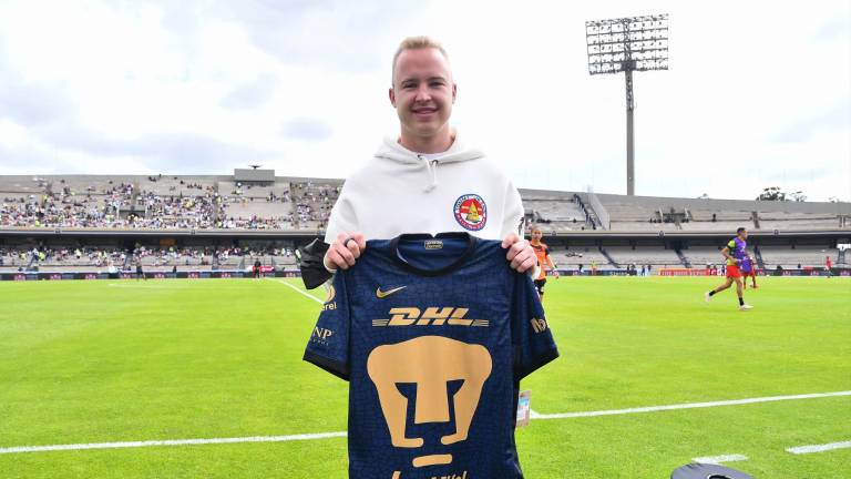 Nikita Mazepin recibe un jersey de Pumas.