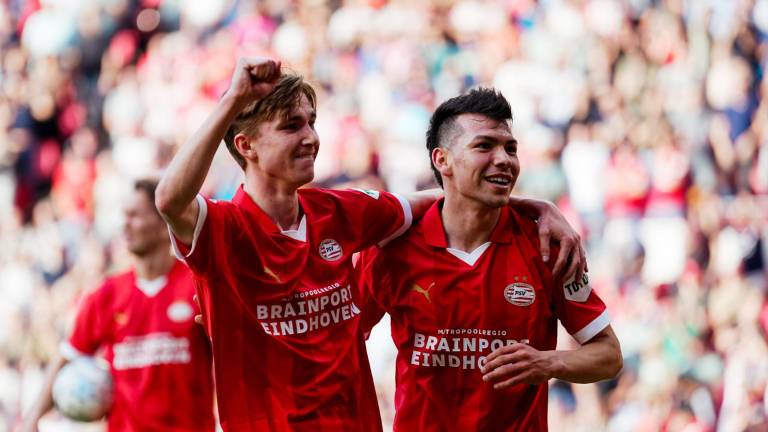 Hirving Lozano (derecha) anotó por el PSV, que con una goleada se acercó al título en la Eredivisie.