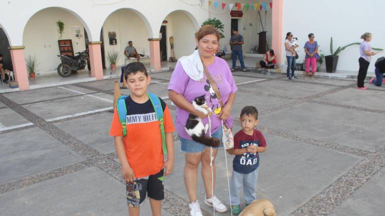 Jesmy inculca a sus hijos el cuidado a los animalitos.