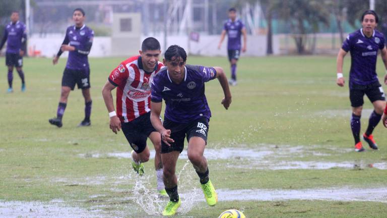 Ni la lluvia detuvo a los equipos.