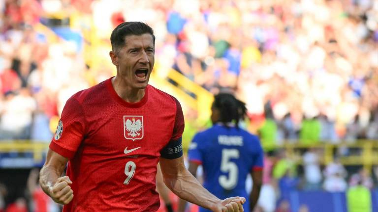 Robert Lewandowski le dio el empate a Polonia sobre Francia, que avanzó como segundo lugar de su grupo a la siguiente ronda.