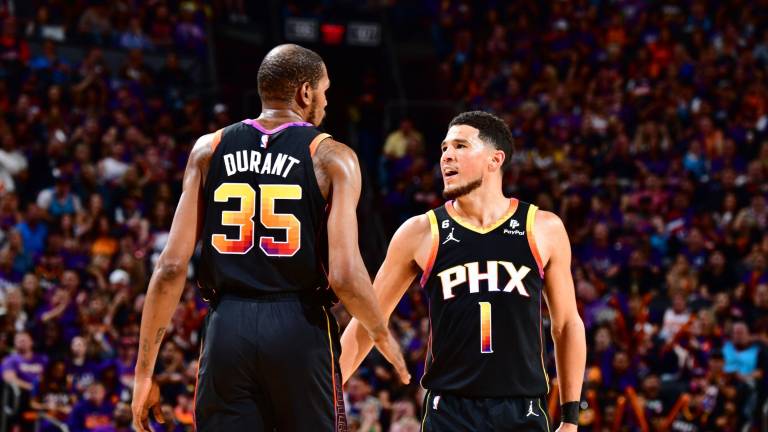 Devin Booker tiene gran actuación.