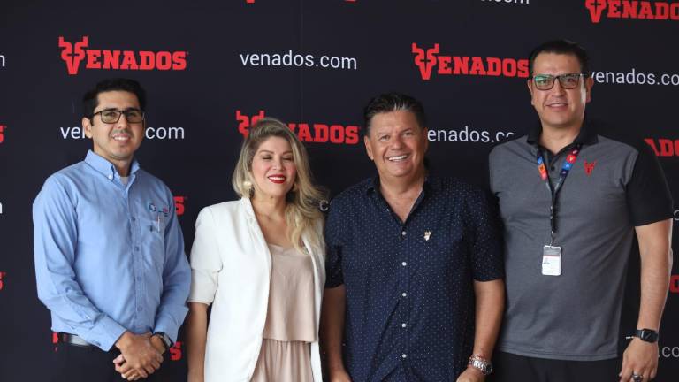 Ismael Barros Cebreros (segundo de derecha a izquierda) habla de las expectativas de Venados de Mazatlán en el Draft de la LMP de este miércoles.