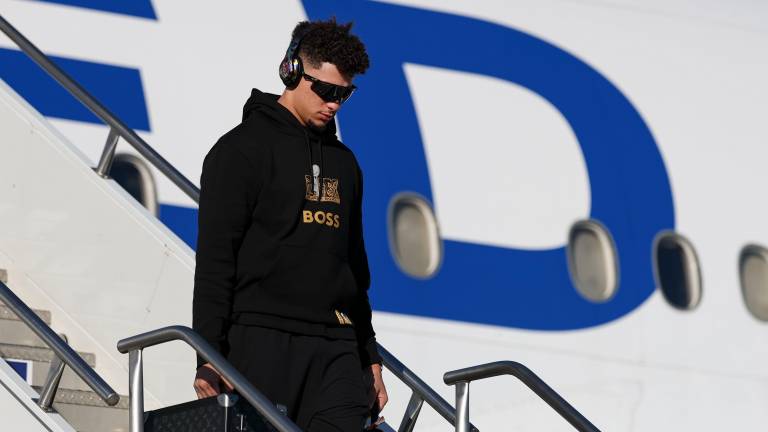 Patrick Mahomes desciende del avión que llevó a los Chiefs a Nueva orleans.