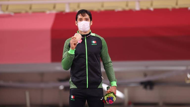 Eduardo Ávila se cuelga la presea de bronce.
