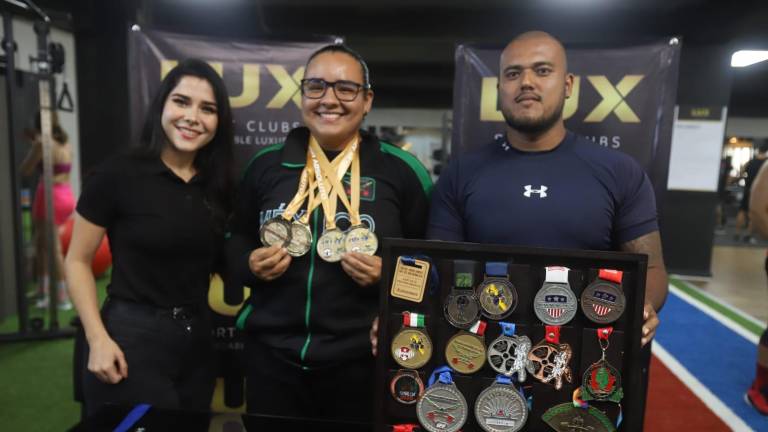 Maytia Millán presume sus medallas logradas en diversos eventos en donde ha competido.