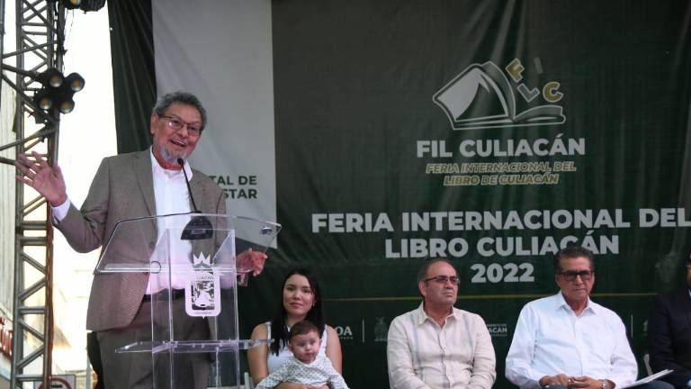 Elmer Mendoza Valenzuela encabezó la inauguración de la primera edición de la Feria Internacional del Libro en Culiacán.