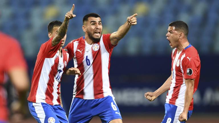Ángel Romero anotó dos goles en la victoria paraguaya.