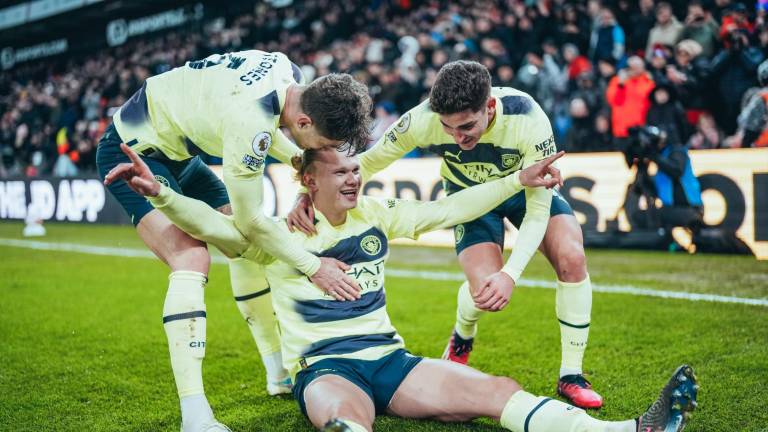 Erling Haaland marca el penalti del triunfo del Manchester City.