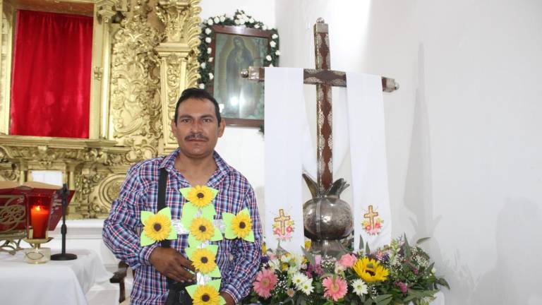 Para Dagoberto Daniel Manjarrez Mercado es una tradición acudir a la misa de la Santa Cruz.