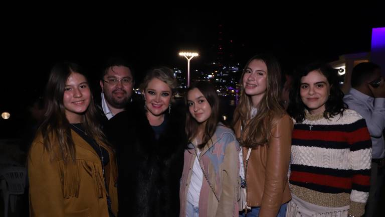 Mila Rocha, José de Jesús Rocha, Eneyda Rocha, Isabella Cano Rocha, Regina Rocha y Alejandra Valades.