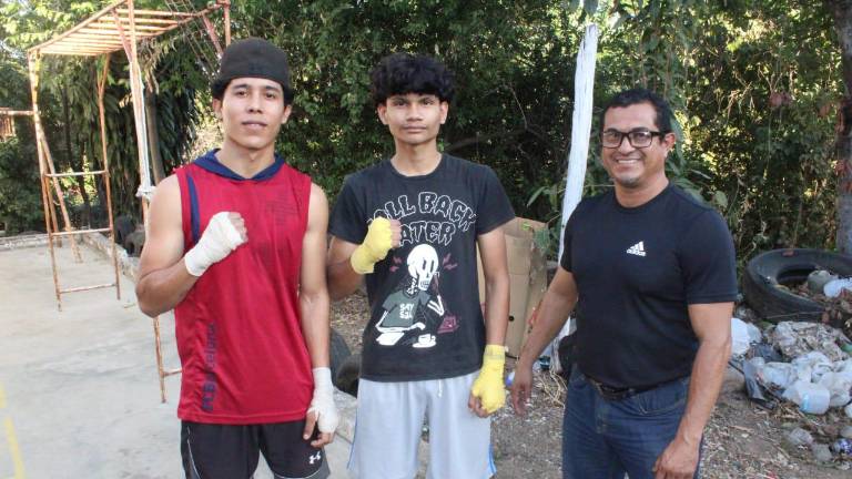 Dos de los pugilistas rosarenses con el entrenador Víctor Mendoza Betancourt.