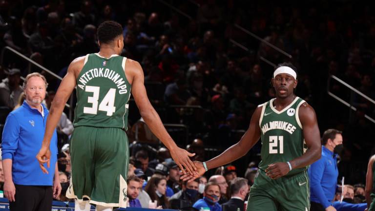 Giannis Antetokounmpo y Khris Middleton se combinaron para llevar a los Bucks a la victoria.