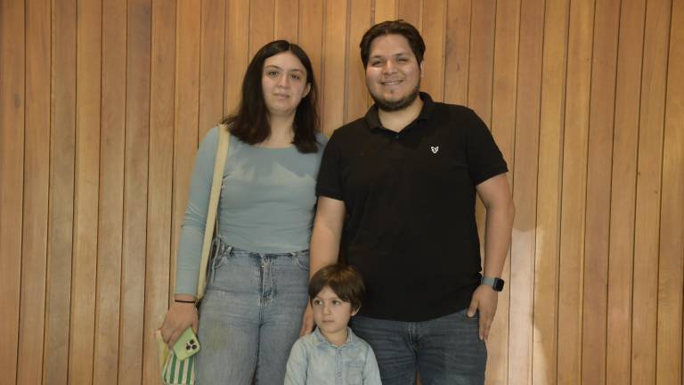 Stefany Angulo Morales y Germán Ibáñez acudieron al concierto con su pequeño Samuel Ibáñez.