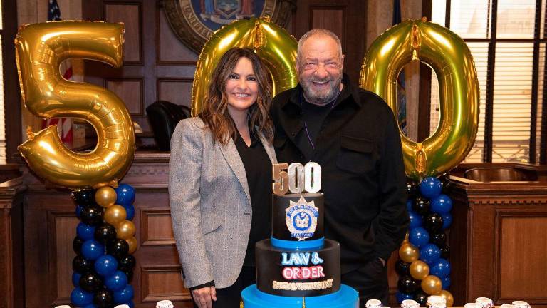 La actriz Mariska Hargitay es la protagonista y Dick Wolf, creador de la serie.