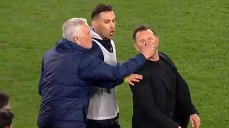 José Mourinho le agarra la nariz a Okan Buruk.