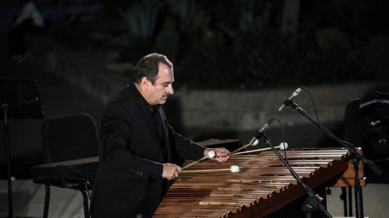 Edmundo Lagner, miembro de la OSSLA y del ensamble SAFA, en una pieza de Ney Rosauro.
