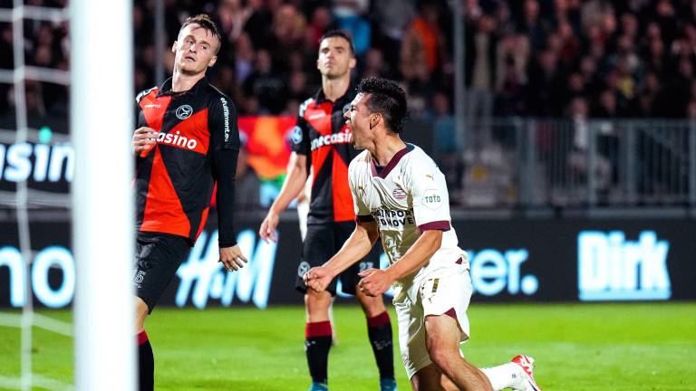 Hirving Lozano se estrena como goleador en la temporada.