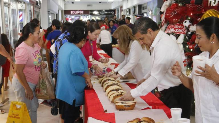 Decenas de familias disfrutaron de la enorme rosca compartida por Casa Ley.