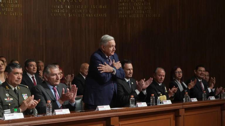 Durante la ceremonia por el 106 aniversario de la promulgación de la Constitución de 1917, AMLO se sentó entre militares y el Secretario de Gobernación.