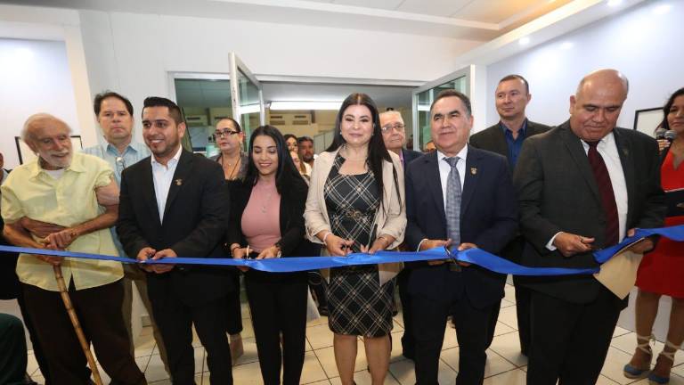 Autoridades de la UAS encabezados por el rector Jesús Madueña Molina, hacen el corte del listón inaugural de la FeliUAS 2023.