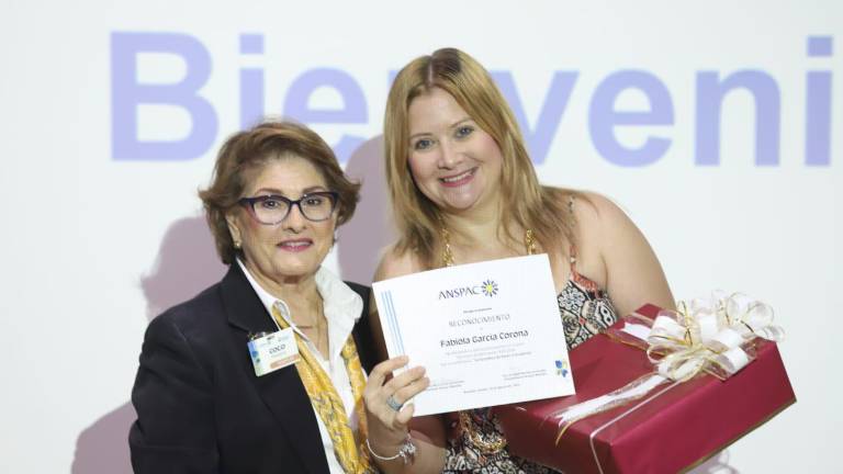 Coco Urrea de Valadés junto a la expositora Fabiola García Corona.