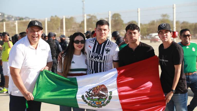 La familia Polanco presente en el juego del Tri en Mazatlán.