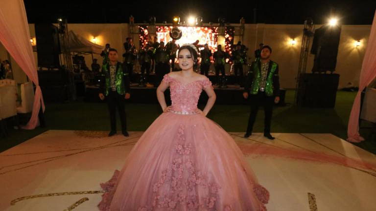 Fabiola Lizárraga Gárate feliz el día de sus 15 años.