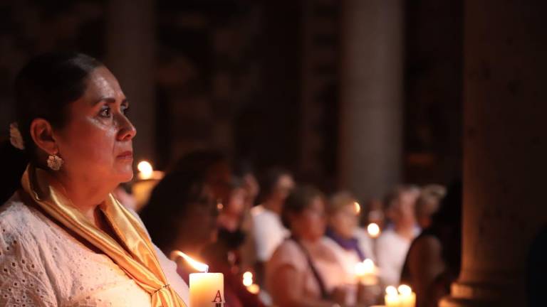 Feligreses iluminan la noche con velas durante la Vigilia Pascual en la Catedral de Mazatlán.