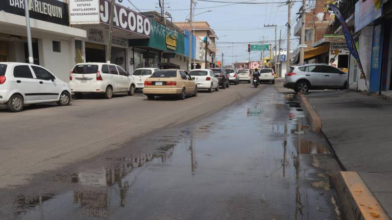 Apenas unos meses después de que fue inaugurada, en la avenida Insurgentes, en Mazatlán, ya hay fugas de agua.