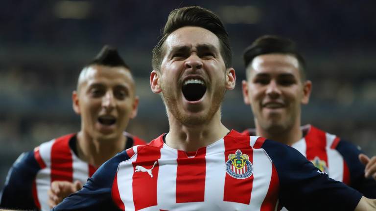 El sinaloense Jesús “Canelo” Angulo celebra uno de los goles de Chivas.