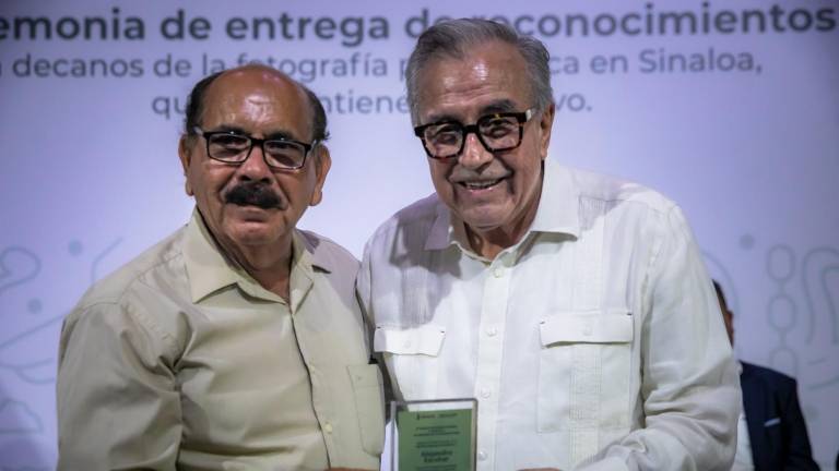 Alejandro Escobar, fotoperiodista de Datemex desde hace más de 50 años, recibe un reconocimiento de manos del Gobernador Rubén Rocha Moya.