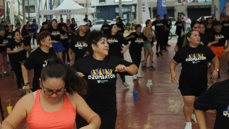 Arededor de 100 personas participaron en el primer ‘Zumbatón con causa’ en Playa Norte.