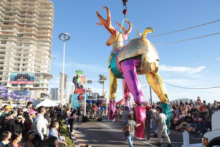 Color y alegría inundan el malecón de Mazatlán durante el segundo desfile del Carnaval