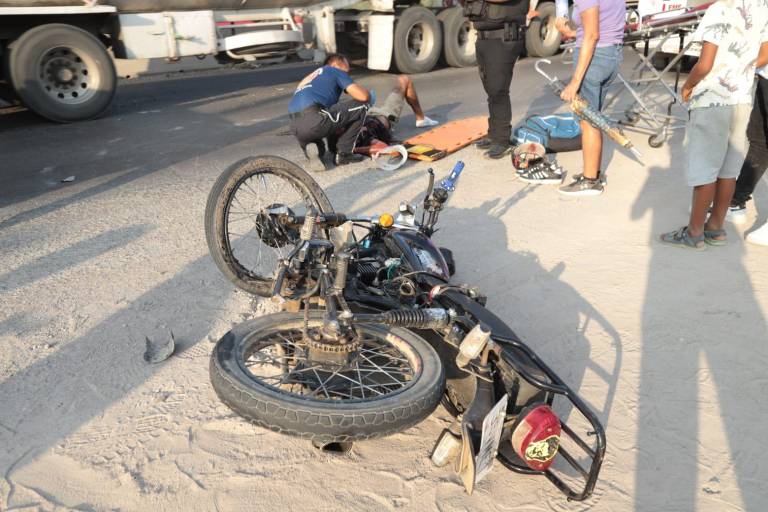 Motociclista queda grave tras chocar con camión de carga en Mazatlán