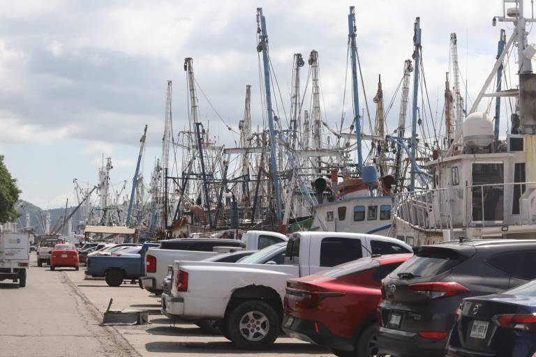 Reparan a marchas forzadas flota camaronera de Mazatlán