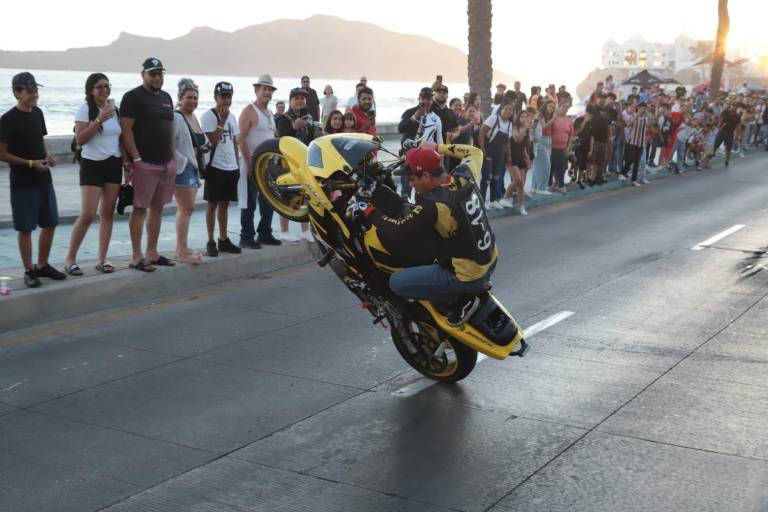 Recorren ‘caballos motorizados’ el malecón en el tradicional desfile de la Semana de la Moto