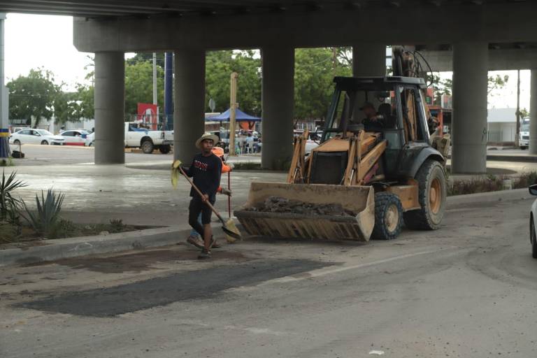 Realizan bacheo exprés en laterales al puente a desnivel de avenida Colosio previo a visita oficial por operativo Verano 2025