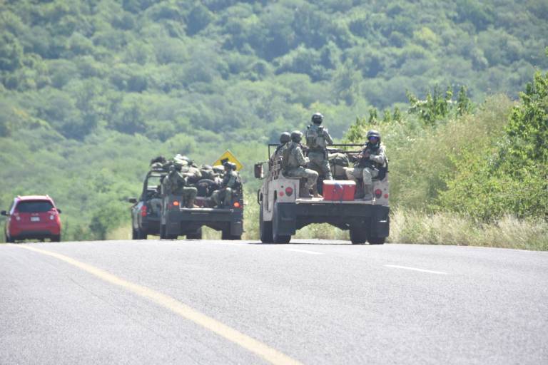 Comando armado roba camioneta a militares en Maxipista Culiacán-Mazatlán