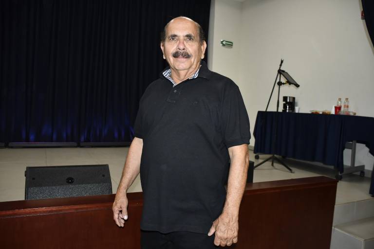 Reconocen universitarios y periodistas a Alejandro Escobar