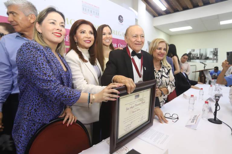 Reconocen trayectoria de José Ángel Pescador como Miembro Emérito por su legado educativo y servicio público