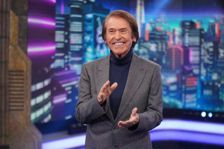 Reaparece Raphael en concierto de Carlos Rivera tras su hospitalización