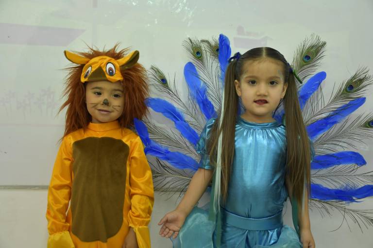 Con coloridos disfraces recibe Instituto Senda la primavera