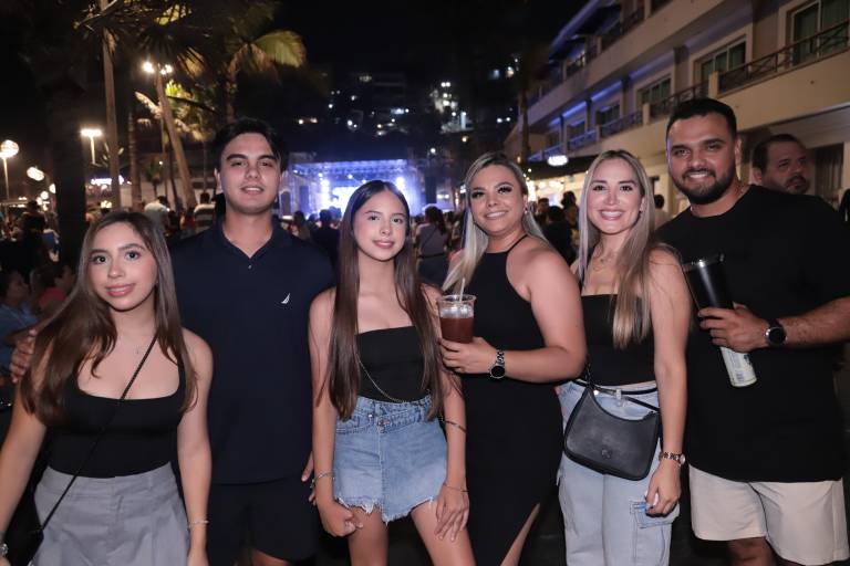 Gozan mazatlecos y turistas de la música en su día