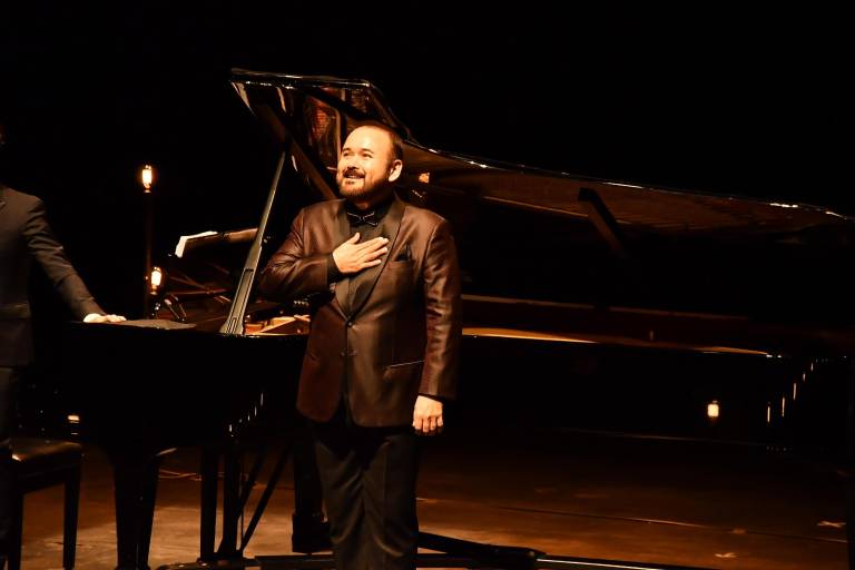Ovacionan sinaloenses al tenor Javier Camarena