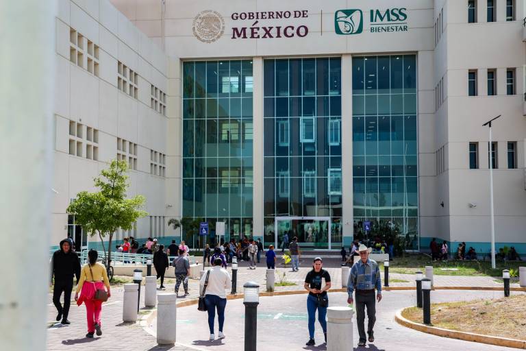 ‘Presumen edificio pero falta medicamento’, reclaman pacientes a Secretario de Salud en nuevo hospital de Culiacán