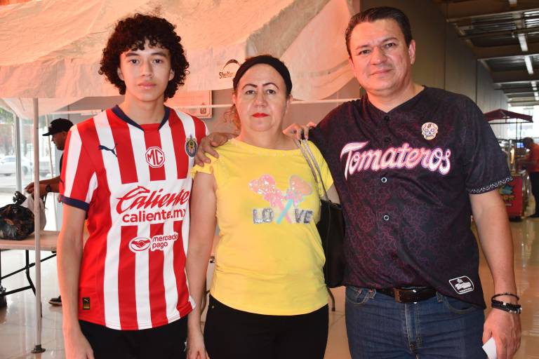 Celebran sinaloenses el triunfo del pugilista Marco Verde en su debut en México
