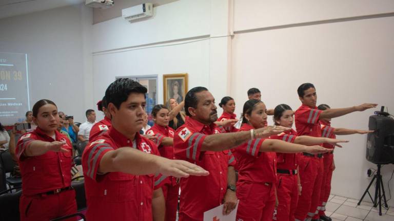 Fueron 13 estudiantes los que egresaron de la carrera Técnica en Urgencias Médicas.